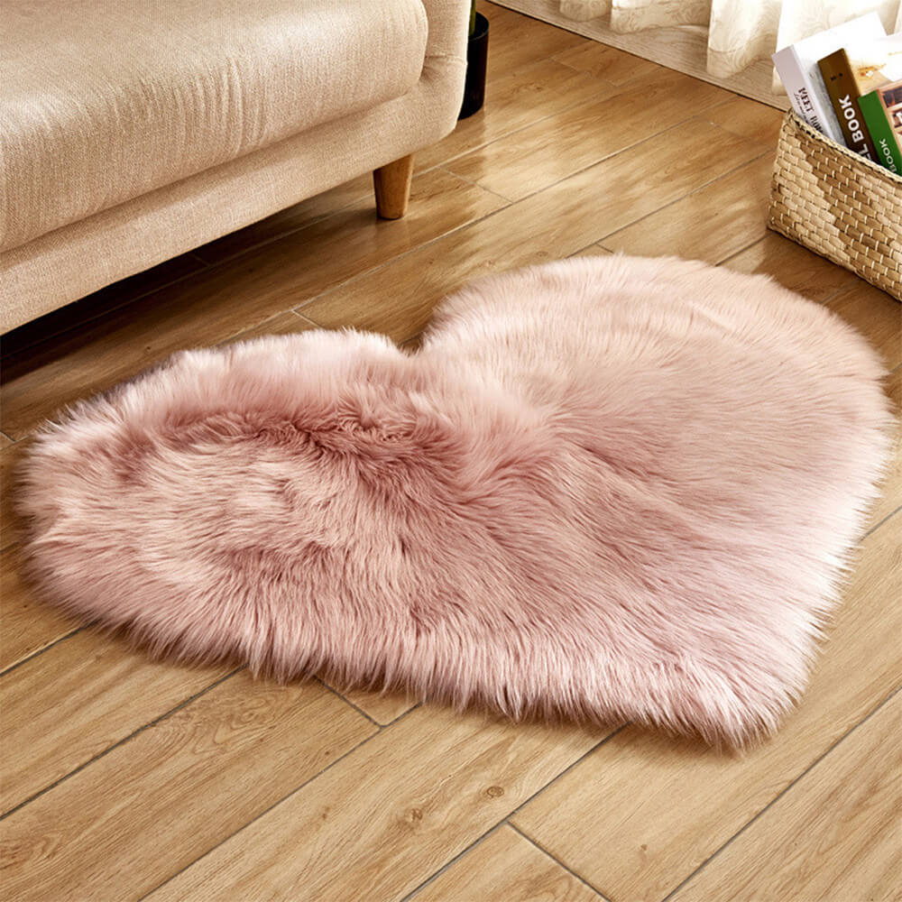 Lovers' Day Heart-Shaped Plush Rug – Cosy and Romantic